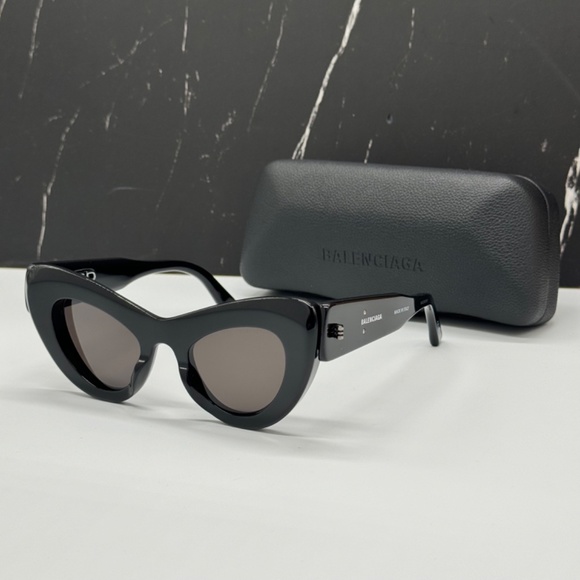 NEW BB0204S 001 BALENCIAGA BLACK GREY CAT EYE WOMEN BALENCIAGA SUNGLASSES - Picture 1 of 10
